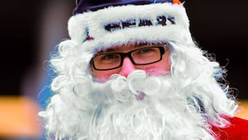 CHICAGO, IL - DECEMBER 24: A fan dresses as Santa prior to the game between the Chicago Bears and the Washington Redskins at Soldier Field on December 24, 2016 in Chicago, Illinois.   David Banks/Getty Images/AFP
 == FOR NEWSPAPERS, INTERNET, TELCOS &amp; TELEVISION USE ONLY ==