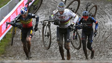 El ciclista neerlandés Mathieu Van Der Poel, junto a Wout Van Aert y Toon Aerts en la prueba de la Copa del Mundo de Ciclocrós de Dendermonde.
