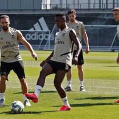 Benzema se ejercita entre algodones antes del Granada