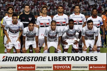 Durante 2016, el lateral izquierdo, último de izquierda a derecha abajo en la imagen, chileno accedió hasta semifinales del certamen con el Sao Paulo de Brasil.