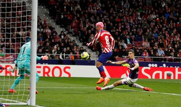 EL delantero del Atlético de Madrid, Antoine Griezmann, marca el 2-0 al Real Valladolid. 