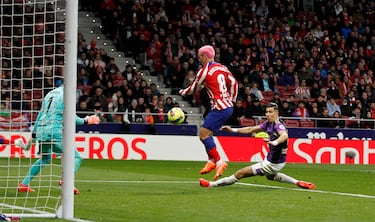 EL delantero del Atlético de Madrid, Antoine Griezmann, marca el 2-0 al Real Valladolid. 