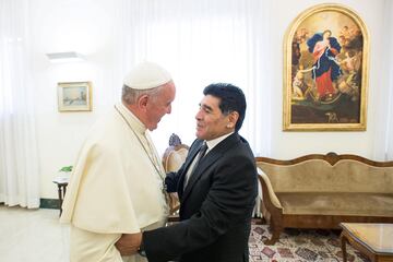 El papa Francisco durante su reuni車n con Diego Armando Maradona, durante una audiencia privada celebrada en Ciudad del Vaticano, el 4 de septiembre del 2014.