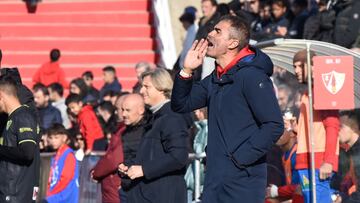 Gaizka Garitano, dando instrucciones durante el Barbastro - Almería.