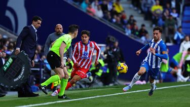 Giuliano Simeone corre por la banda con el balón cuando se tropiezan él y el linier, Alberto Rodríguez Moreno. 

