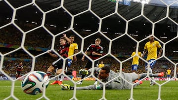 Germany's Toni Kroos (18) scores a goal during their 2014 World Cup semi-finals against Brazil at the Mineirao stadium in Belo Horizonte July 8, 2014. REUTERS/Eddie Keogh (BRAZIL  - Tags: SOCCER SPORT WORLD CUP)   
PUBLICADA 16/07/14 NA MA03 2COL