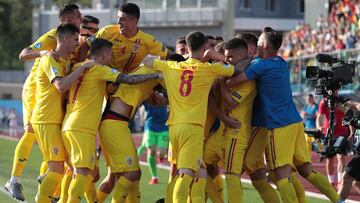 Los jugadores de Rumanía celebran la victoria ante Croacia.