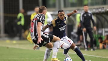 AME6838. BELO HORIZONTE (BRASIL), 03/05/2023.- Bruno Fuchs (i) de Atlético Mineiro disputa el balón con Bryan Reyna de Alianza Lima, hoy, durante el partido de la fase de grupos de la Copa Libertadores entre Atlético Mineiro de Brasil y el Club Alianza Lima peruano hoy, en el estadio Raimundo Sampaio, en Belo Horizonte (Brasil). EFE/Yuri Edmundo
