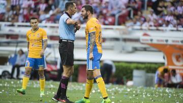 Gignac no sali&oacute; a recibir la medalla del subcampeonato, mientras que Vargas y Aquino forcejearon con Bonilla para que no les colocara la presea