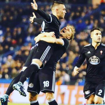 Pero no solo bromea con su familia, también lo hace con sus compañeros.
Durante la última temporada con el Celta publicó esta foto en su Instagram y la titulaba así: “El trío: El Rey Iago Aspas el Príncipe Daniel Wass y la Princesa Hugo Mallo”