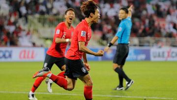 Soccer Football - AFC Asian Cup - Round of 16 - South Korea v Bahrain - Maktoum bin Rashid Al Maktoum Stadium, Dubai, United Arab Emirates - January 22, 2019 South Korea's Kim Jin-Su celebrates scoring their second goal REUTERS/Thaier Al-Sudani