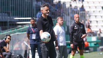 Ania entrega un balón en el partido ante el Sporting