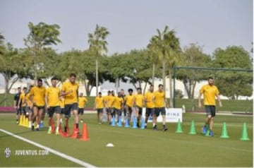 Con la visita de Xavi, Cuadrado ya entrena con la Juve en Qatar