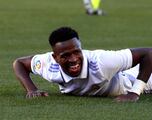 Récord de faltas sobre Vinicius... ¡10!