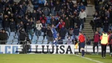 Álvaro Vázquez celebra un gol con la afición del Getafe en el Coliseum Alfonso Pérez.