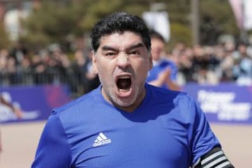 Maradona y Pablo Aimar jugaron un partido de futbol 5 con jóvenes coreanos para promocionar el sorteo del Mundial sub20. Maradona se convirtió en el protagonista y hasta en un momento del partido intento repetir la jugada de la mano de Dios, pero en esta ocasión no fue gol