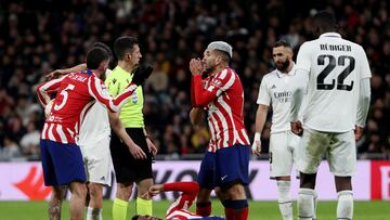 Correa y De Paul ante Soto Grado en el derbi, con Lemar en el suelo.