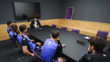 Los capitanes del Real Valladolid reunidos con Luis García, director general corporativo del club.