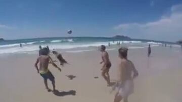 Lo más viral: 'que no caiga' entre tres personas... ¡y un perro!