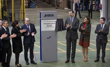 Los Reyes Felipe VI y Letizia visitaron la sede de la compañía Joma Sport en la localidad toledana de Portillo. La ministra de Defensa María Dolores de Cospedal y el presidente de Castilla-La Mancha Emiliano García-Page acompañaron a los monarcas.