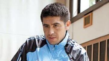 <b>CONCENTRADO. </b>Riquelme está con Argentina en Colonia y aún no ha decidido.