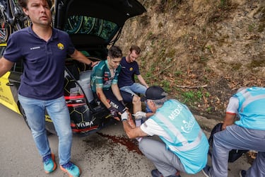 Wout van Aert, maillot verde de la carrera,   ha tenido que abandonar tras una terrible caída cuando iba escapado a 50 km de meta.