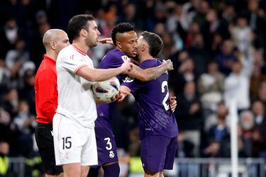 El regreso de Éder Militão 232 días después de su lesión.  El defensa brasileño salta al terreno de juego en el minuto 91 de partido tras sustituir a Dani Carvajal.