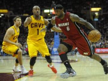 LeBron James volvió a Cleveland. En la fotografía, ante Matthew Dellavedova.