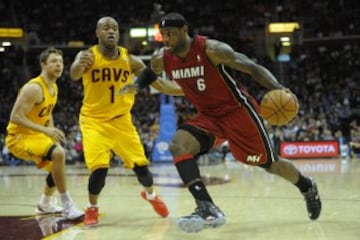 LeBron James volvió a Cleveland. En la fotografía, ante Matthew Dellavedova.