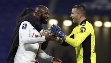 Demb&eacute;l&eacute; celebra con Lopes la victoria frente al Olympique de Marsella.