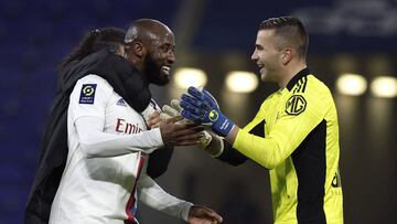 Dembélé celebra con Lopes la victoria frente al Olympique de Marsella.
