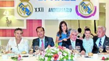 <b>UN MITO. </b>Butragueño, en la mesa presidencial junto a Pablo García (Peña Coca) y el alcalde del pueblo segoviano, Juan Carlos Álvarez.