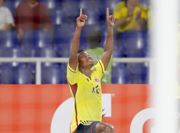 Colombia derrotó a Perú en su segundo partido del campeonato, sumando así sus primeros tres puntos.
