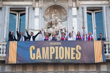 Las campeonas de Europa ofrecen su triunfo en la Generalitat de Catalunya junto al presidente del Barcelona, Joan Laporta.