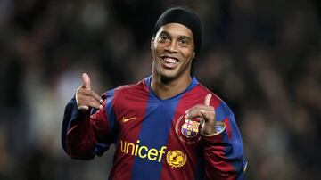 Antes de Messi existía Ronaldinho, quien contaba con una magia comparable a la de los grandes de la historia. Brillo con el Barcelona, pero encontró su declive antes de lo esperado, pero siempre mantuvo su alegría sobre el césped.  Fue elegido como el Balón de Oro en 2005.