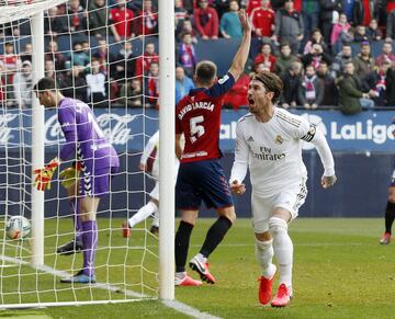 El jugador del Real Madrid, Sergio Ramos, celebra el 1-2 al Osasuna. 