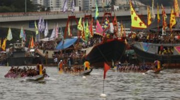 China celebra hoy este festival que conmemora la memoria del poeta chino Qu Yuan, que se ahogó en el 277 antes de Cristo, para protestar contra el gobierno corrupto de su tiempo. Celebración en el Puerto pesquero de Aberdeen de Hong Kong.