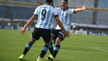 Giovanni Simeone y Cristian Espinoza celebran el primer gol Argentino