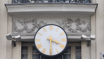 Un reloj marca las 16.30 horas, a 28 de octubre de 2023, en Madrid (España). En la madrugada de hoy al domingo, 29 de octubre, los españoles retrasan una hora sus relojes como cada año. Las 03.00 horas de la España peninsular pasan a ser las 02.00 y se da la bienvenida al horario de invierno. En el caso de Canarias, el ajuste de los relojes se realiza a las 2.00 de la madrugada, cuando pase a ser la 1.00.
27 OCTUBRE 2023;MADRID;CAMBIO HORARIO;ATRASO DE UNA HORA;HORARIO DE INVIERNO
Eduardo Parra / Europa Press
28/10/2023