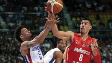 Gustavo Ayón consiguió 18 de los 84 puntos que consiguió México ante República Dominicana en su primer juego del Preolímpico.