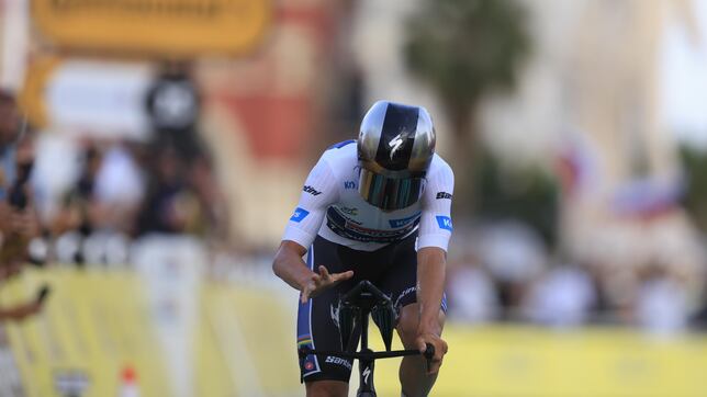 Evenepoel, indignado con la crono: “Son carreteras de mierda, con el asfalto lleno de agujeros”