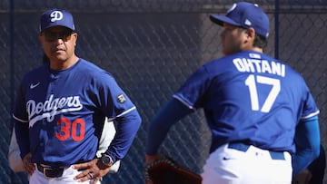 GLENDALE, ARIZONA - FEBRUARY 15: Manager Dave Roberts #30 of the Los Angeles Dodgers looks on as pitcher Shohei Ohtani #17 throws in the bullpen during a team workout at Camelback Ranch on February 15, 2025 in Glendale, Arizona. Christian Petersen/Getty Images/AFP (Photo by Christian Petersen / GETTY IMAGES NORTH AMERICA / Getty Images via AFP)