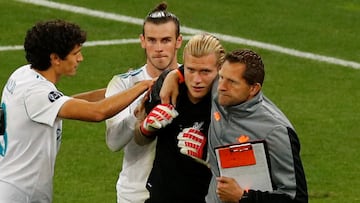 Soccer Football - Champions League Final - Real Madrid v Liverpool - NSC Olympic Stadium, Kiev, Ukraine - May 26, 2018 Liverpool's Loris Karius is dejected after losing the Champions League final as Real Madrid's Gareth Bale looks on REUTERS/Phil Noble