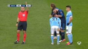 Imagen de Silva echándose la mano a la parte posterior del muslo derecho.