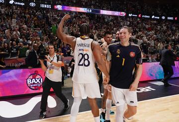 Guerson Yabusele, Fabien Causeur, Gabriel Deck y Rudy Fernández, se abrazan al finalizar el partido contra el Barcelona.