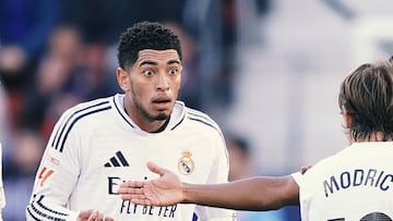 PAMPLONA, SPAIN - FEBRUARY 15: Jude Bellingham of Real Madrid receives a red card form match Referee, José Luis Munuera Montero and is sent off during the LaLiga match between CA Osasuna and Real Madrid CF at Estadio El Sadar on February 15, 2025 in Pamplona, Spain. (Photo by Juan Manuel Serrano Arce/Getty Images)