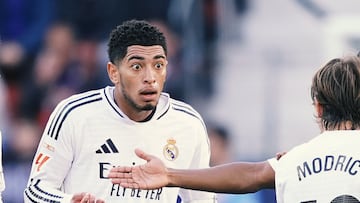 PAMPLONA, SPAIN - FEBRUARY 15: Jude Bellingham of Real Madrid receives a red card form match Referee, José Luis Munuera Montero and is sent off during the LaLiga match between CA Osasuna and Real Madrid CF at Estadio El Sadar on February 15, 2025 in Pamplona, Spain. (Photo by Juan Manuel Serrano Arce/Getty Images)