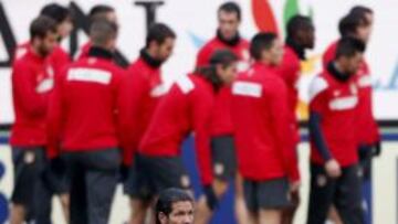 El entrenador del Atlético de Madrid, Diego Simeone, antes del entrenamiento a puertas cerradas en el estadio Vicente Calderón.