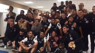 Abrazos y gritos en el camarín: el festejo más íntimo de Colo Colo