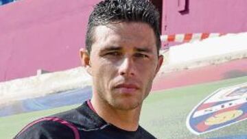 <b>Rubén Castro, ante sus ex</b> Rubén Castro ha sido el protagonista de la semana en Huesca por su mala racha goleadora y la protección ofrecida por Antonio Calderón ante los medios. El delantero canario anda loco por reencontrarse con el gol ante su ex equipo, el Nàstic. La afición de El Alcoraz está deseando volver a cantar el pío pío a su estrella, quien hoy compartirá ataque de nuevo con Roberto.